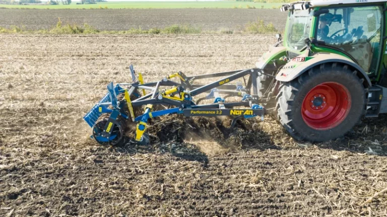 Noran Gruber Mezőfalván működés közben